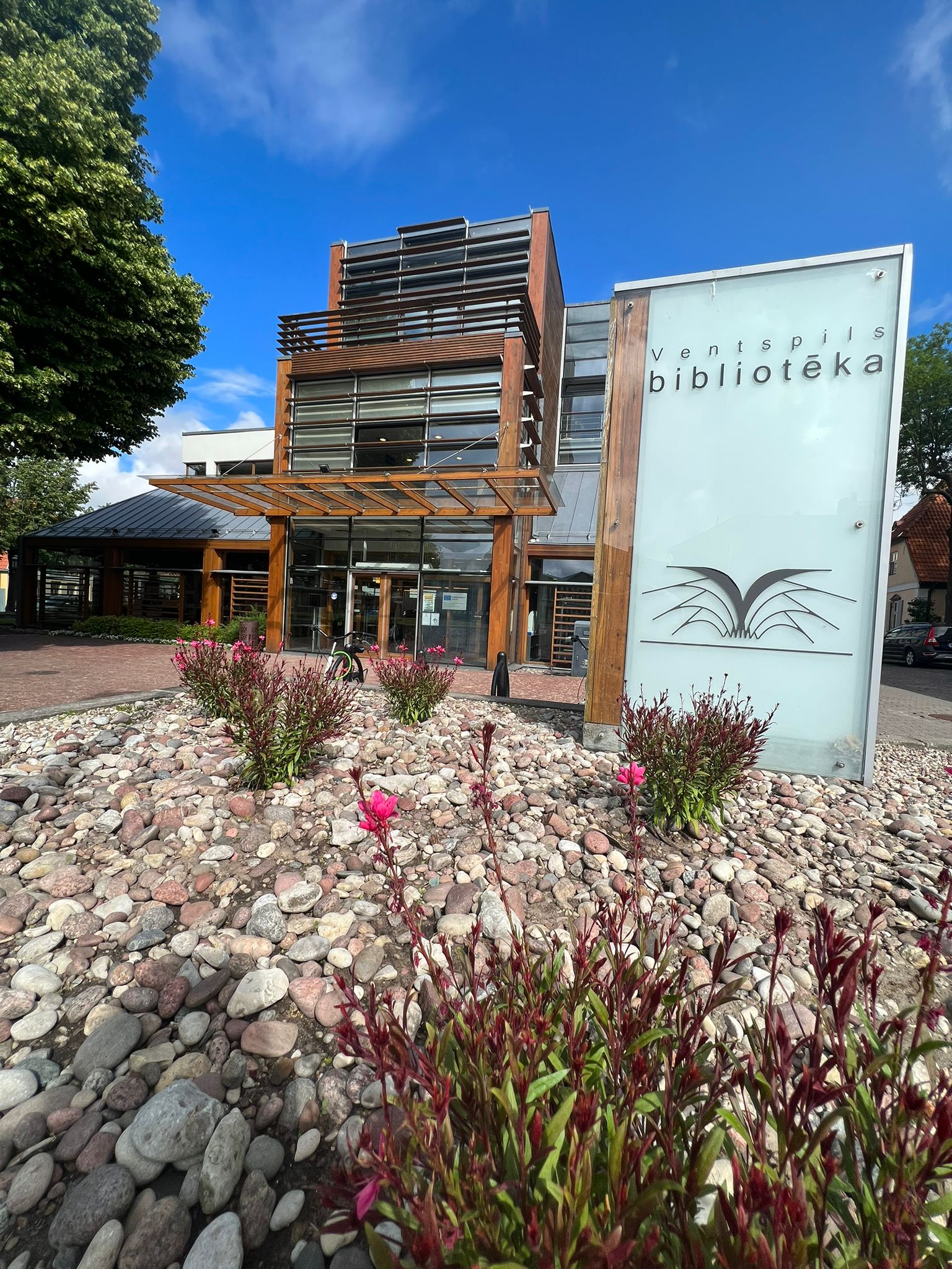 Ventspils bibliotēka vasarā